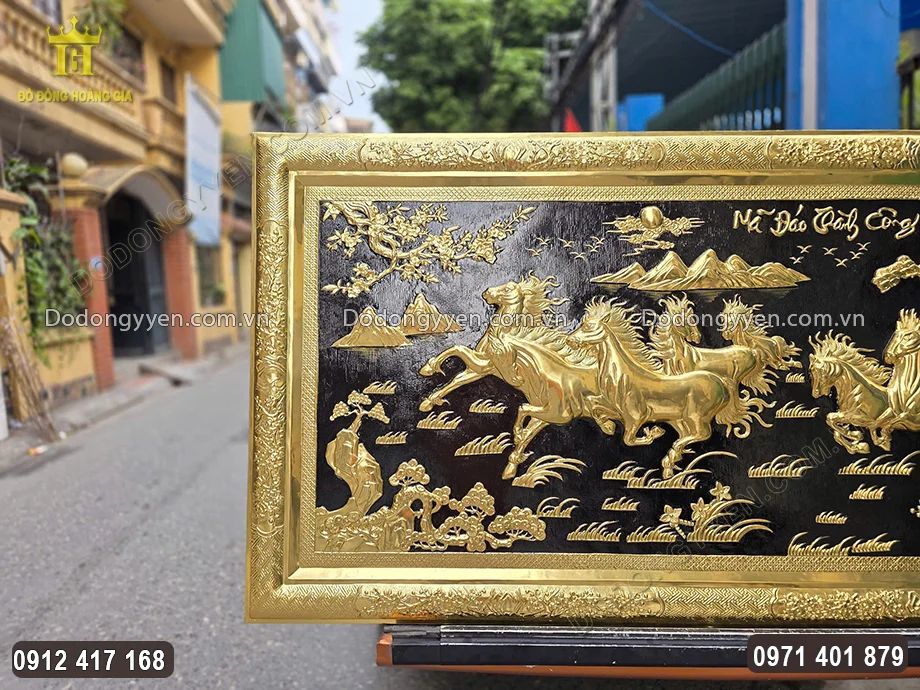 H&igrave;nh ảnh những con ngựa khỏe khoắn được chạm th&uacute;c nổi sắc n&eacute;t ở trung t&acirc;m bức tranh